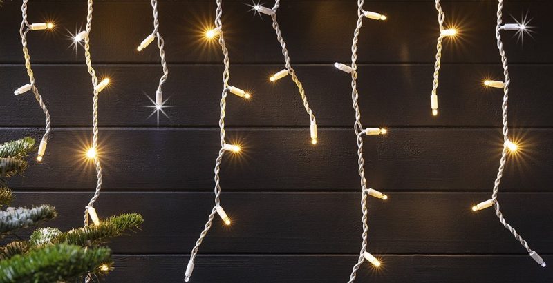 LED-valguskardin akna ees