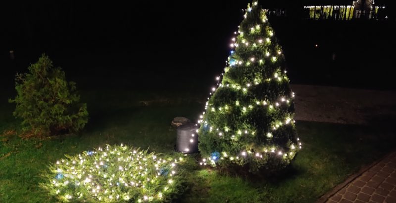 LED-valgusketid jõulukuusel
